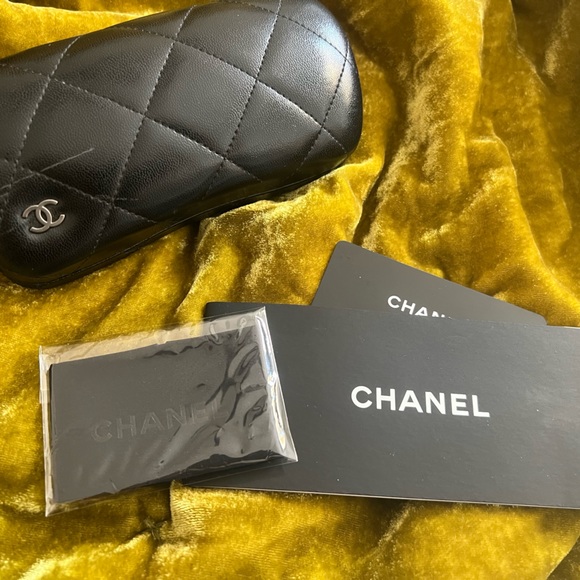 Chanel sunglasses with bows - Picture 10 of 10